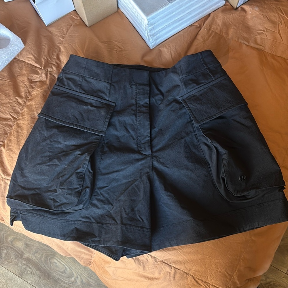 Lululemon Relaxed Fit Super High Rise Cargo Short in Black (size 6)